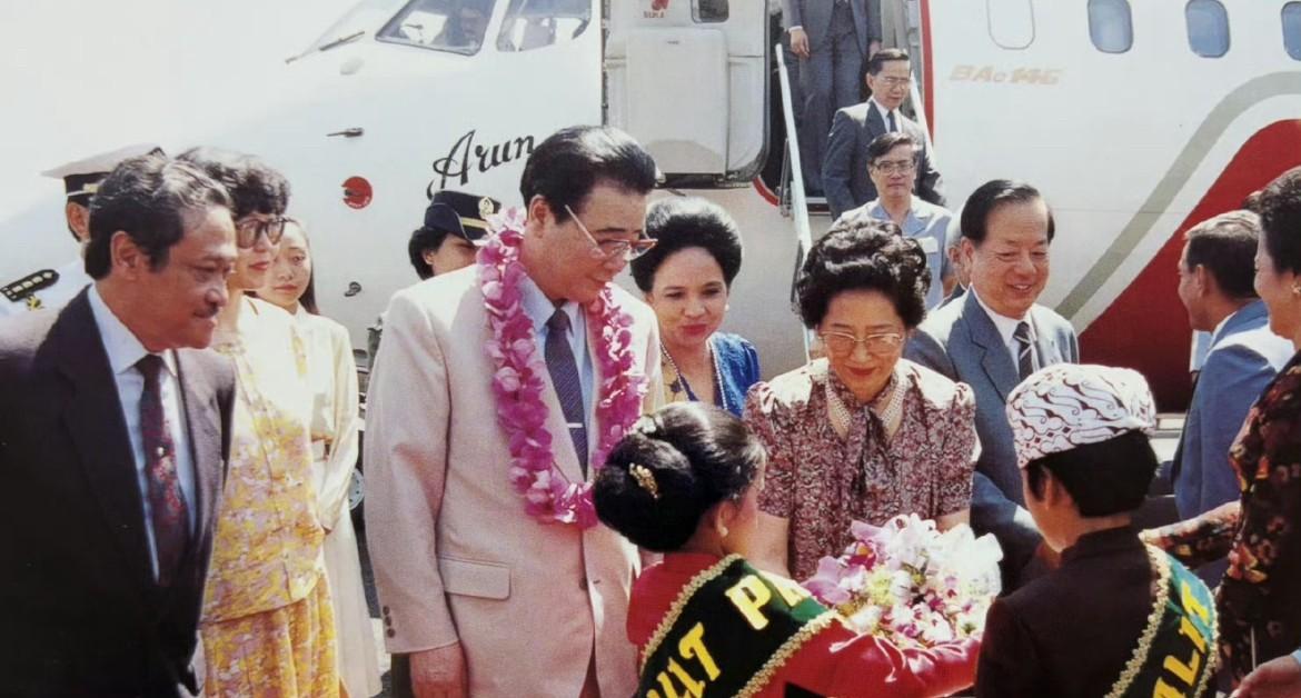 1990年8月9日，李鹏总理和夫人朱琳到达印度尼西亚万隆，正式开启友好访问。要知