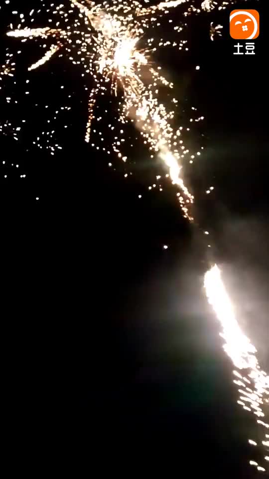 土豪放的烟花!1秒钟5万块!