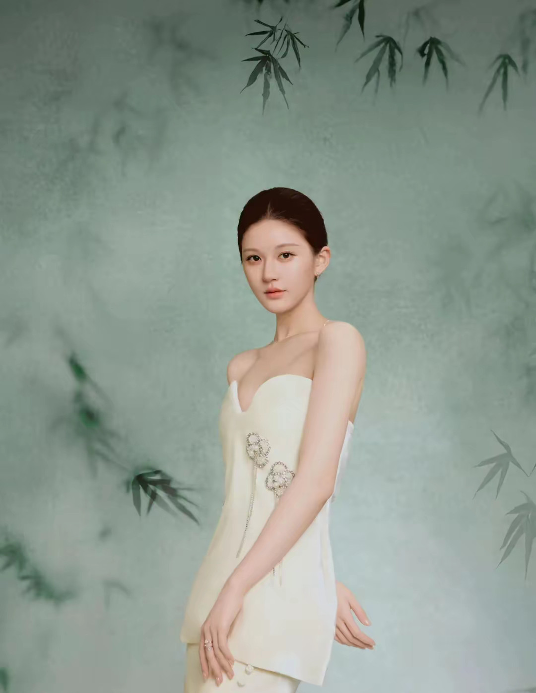赵露思赵露思新中式时尚大片……女神赵露思在社交平台上发布一组新中式造型