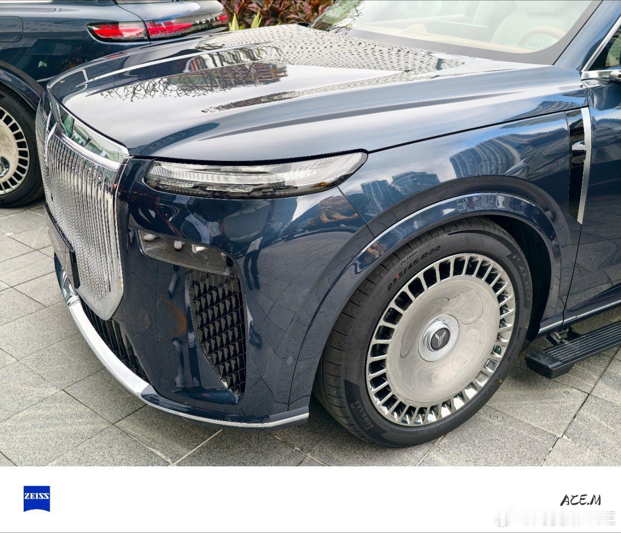 岚图泰山，你们觉得好不好看哇？三腔空悬实车比图片看起来呢要巴适些，大饼轮毂放在追