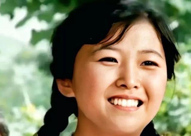 1979年，上海知青戴建国不顾反对娶了一农村女子，谁知娶回家当晚，妻子冲过去一