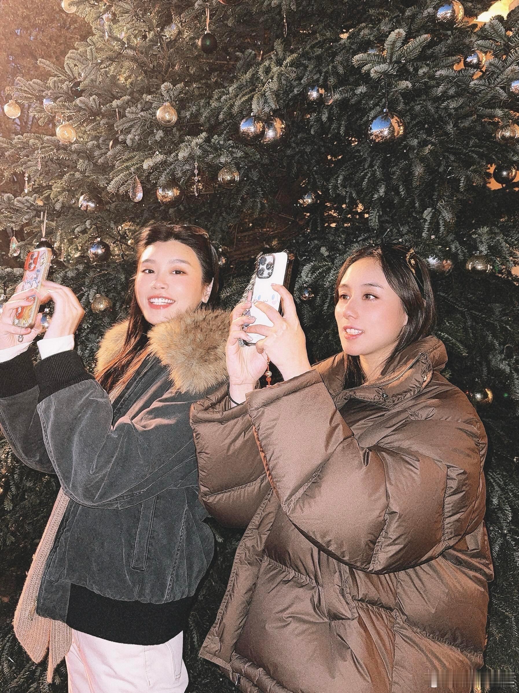 奚梦瑶何超欣逛圣诞市集奚梦瑶何超欣一起逛圣诞市集奚梦瑶何超欣一起逛圣诞市集