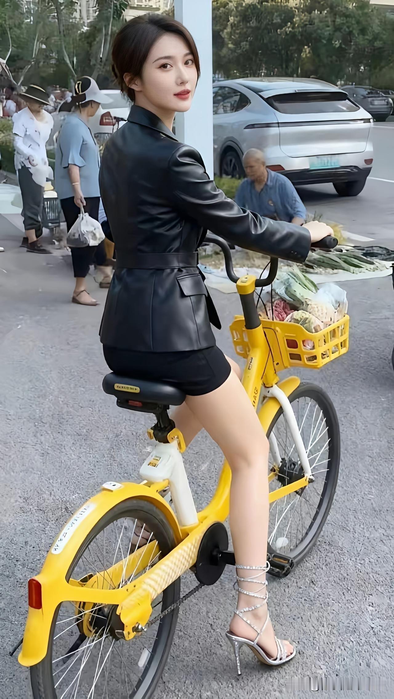 都市女郎骑着小黄车，时尚穿搭引人注目