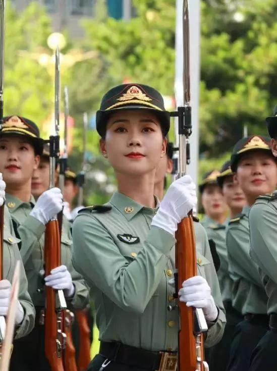 女兵李思颖：阅兵场“OK”手势小姐姐，回家半天就“跑路”？天安门广场上的铿锵玫