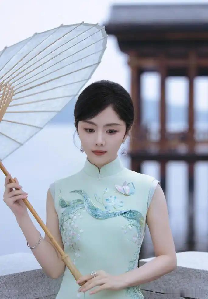 谭松韵：一袭浅绿旗袍，化身“江南画中人”