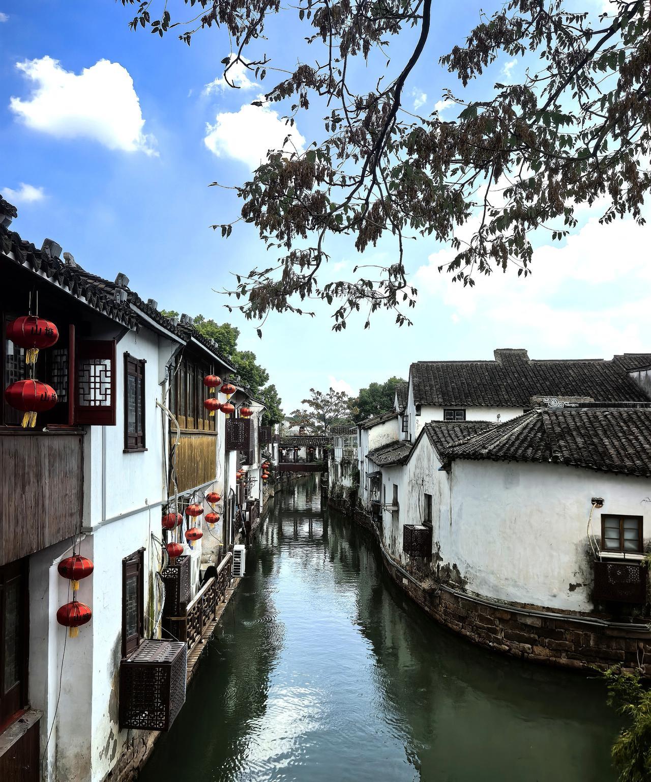 别相信：旅游就是浪费钱，就是从自己住腻的地方，到别人住腻的地方，溜达一圈。我今