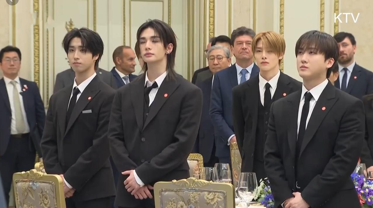 女星全智贤与韩国男子演唱组合Stray Kids的成员，现身青瓦台午餐宴会，欢迎