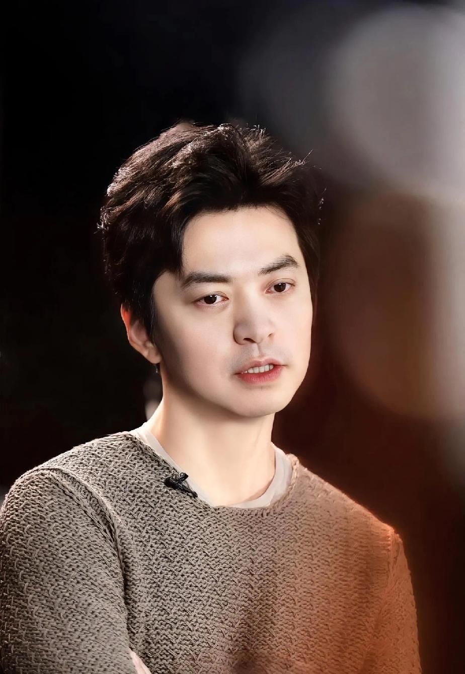 李健，被骂了。为什么明星都喜欢去日本旅游？就连李健也不例外！有网友在东京