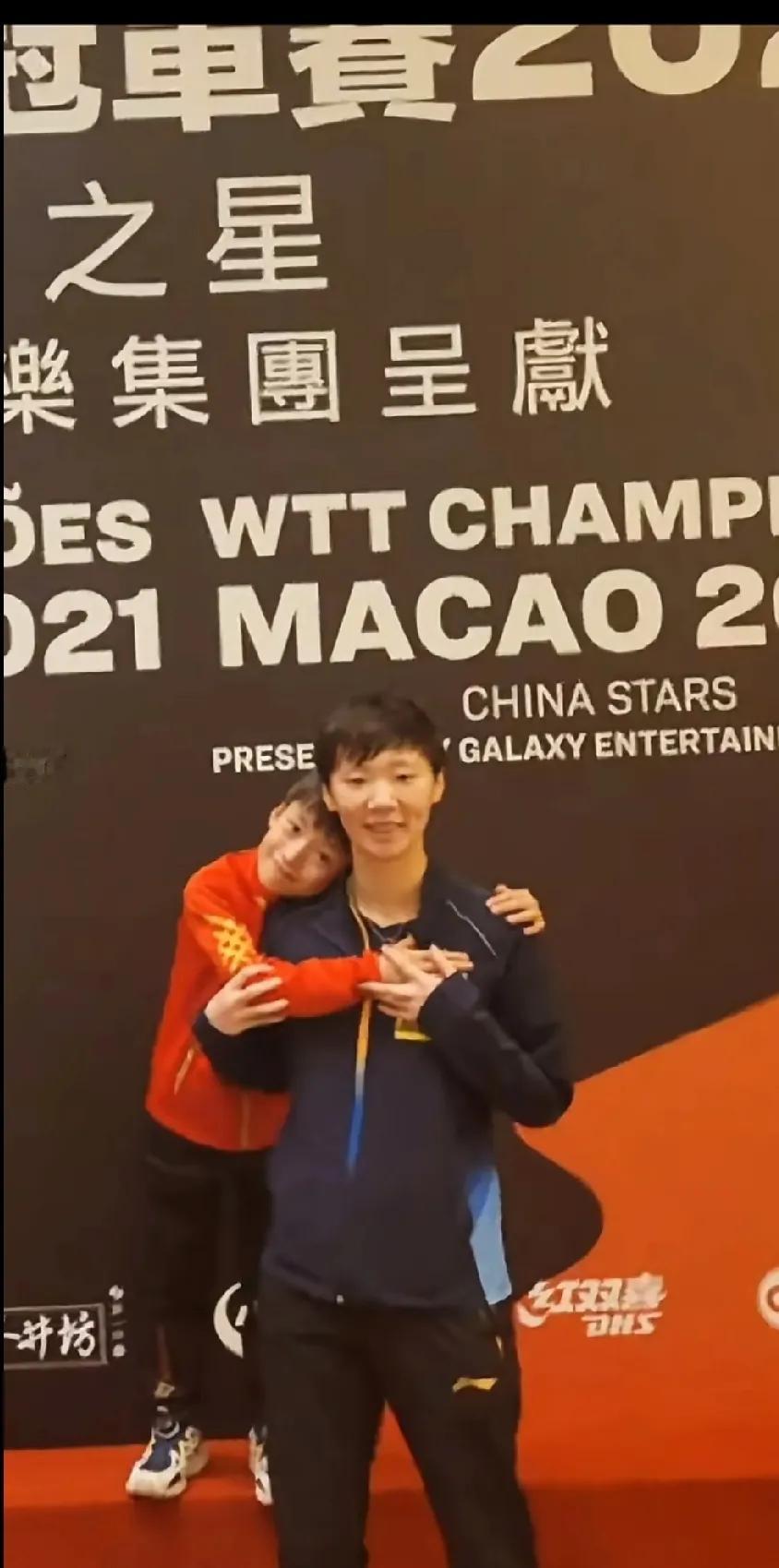 家人们，刷到王曼昱和一个小朋友的合照啦！瞅瞅这画面，这谁家小可爱呀，跟咱们曼昱贴