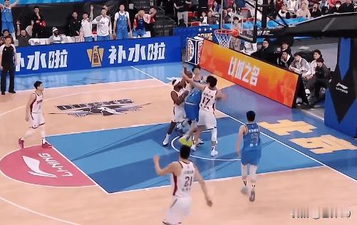 周琦与焦海龙争抢篮板时发生身体接触，两者随即激烈争吵次节周琦与焦海龙抢篮板，