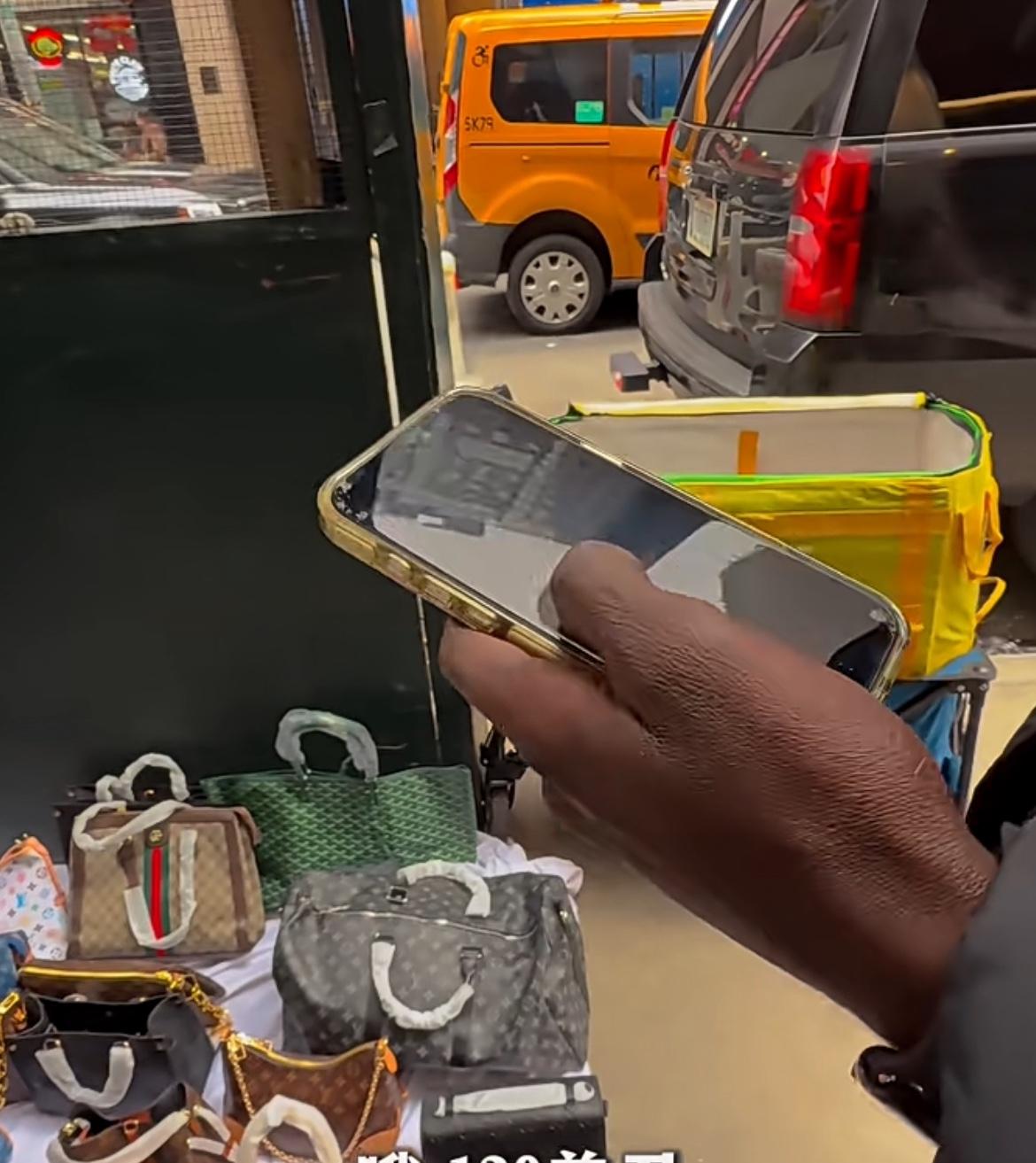 中国博主到美国市中心看到路边摊卖包的，拿起一个品牌包问了一下价格，黑哥说120美