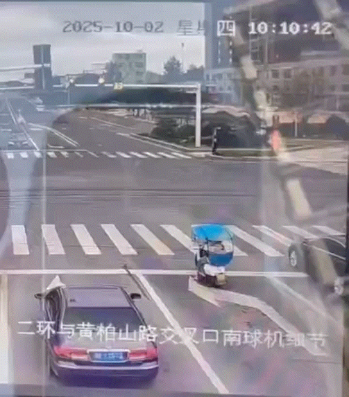 网友爆料，车祸中妈妈和女儿去世。虽然很可惜，但是也给大家提醒了，千万别把自己的生