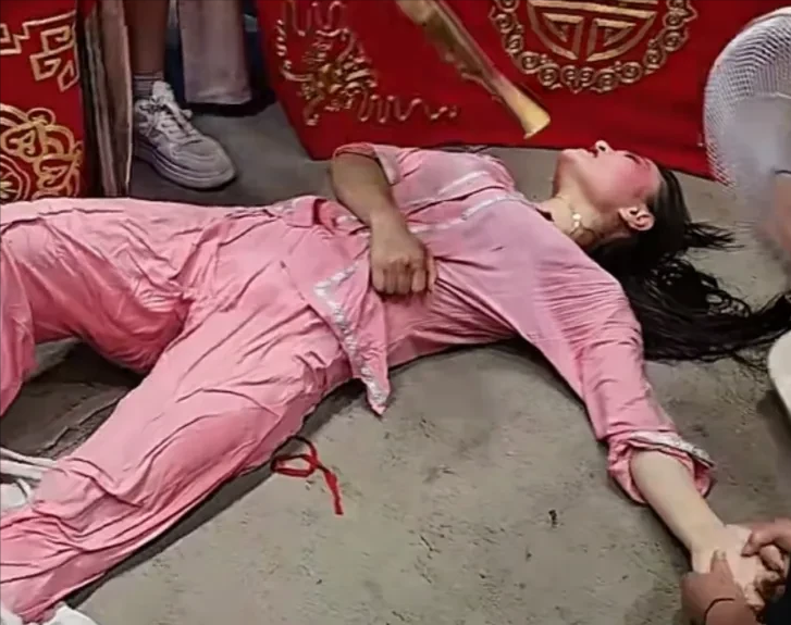7月5日，河南，女豫剧演员，在50度左右高温的铁皮棚中表演2个多小时，不料，刚谢