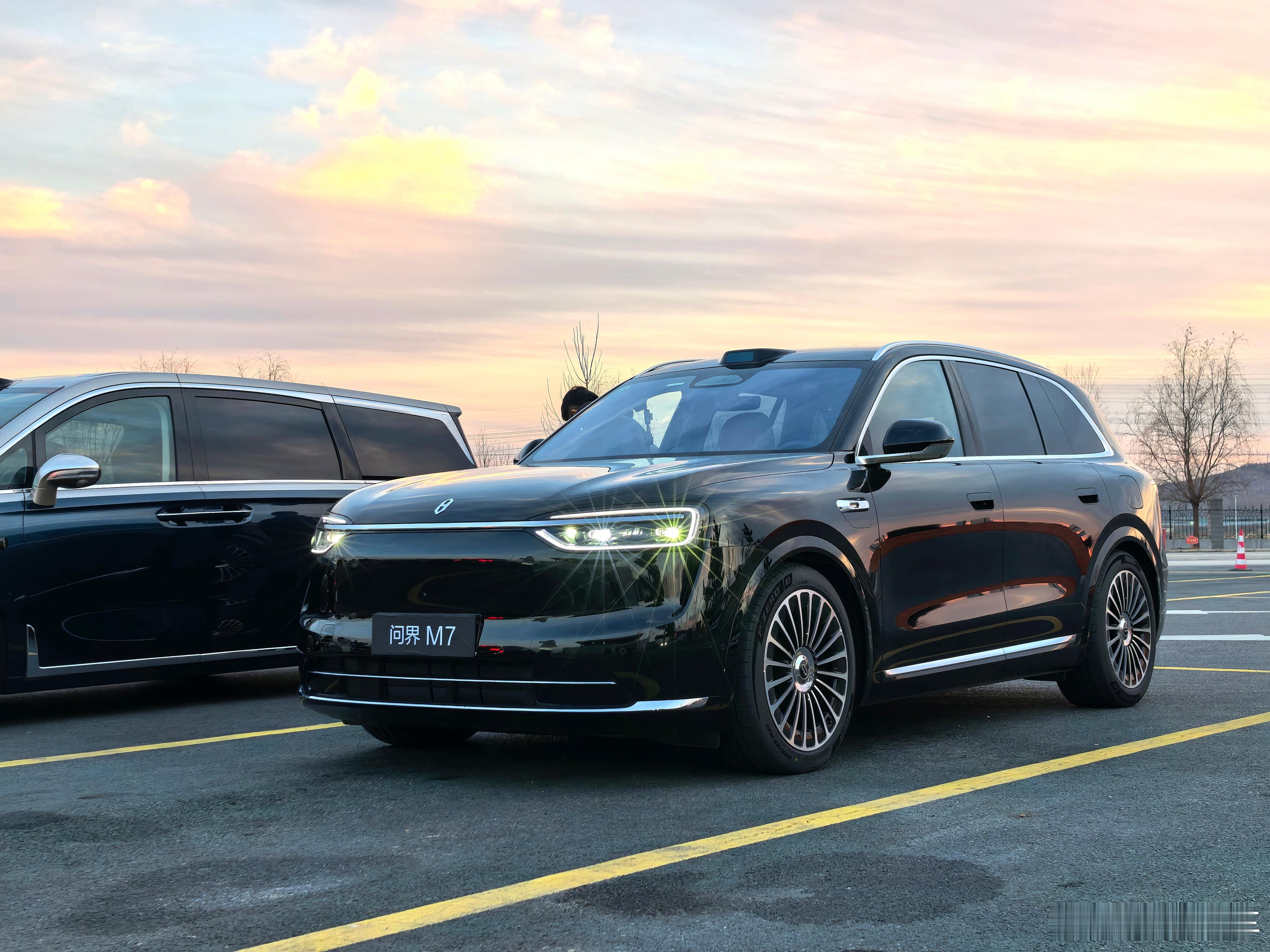 黄昏和全新问界m7太配了，这组照片有没有很帅！我和汽车的日常