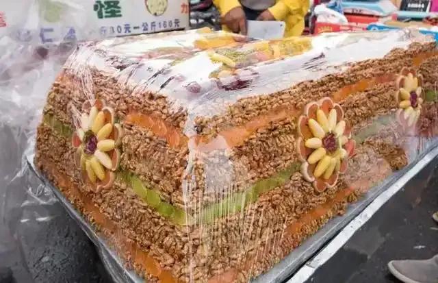 还记得“天价切糕”吗？现在新疆切糕是看不到了，这不又来了“天价”胎菊。有游客