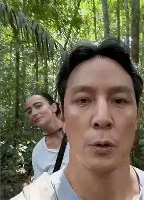 吴彦祖一家共用一张脸，吴彦祖人到中年真的没有年轻时候帅气了，变化太大。吴彦祖和