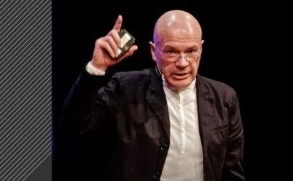 英国学者马丁·雅克在剑桥大学的演讲台上，曾突然扔下一句话，全场炸了：“美国犯了一