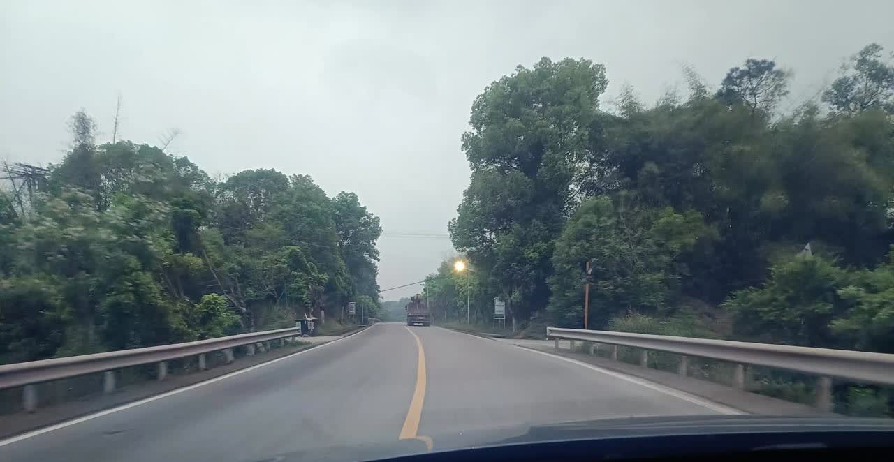 开车时你会频繁变道吗？是的，大部分司机都会频繁变道！因为路上行驶开慢车的