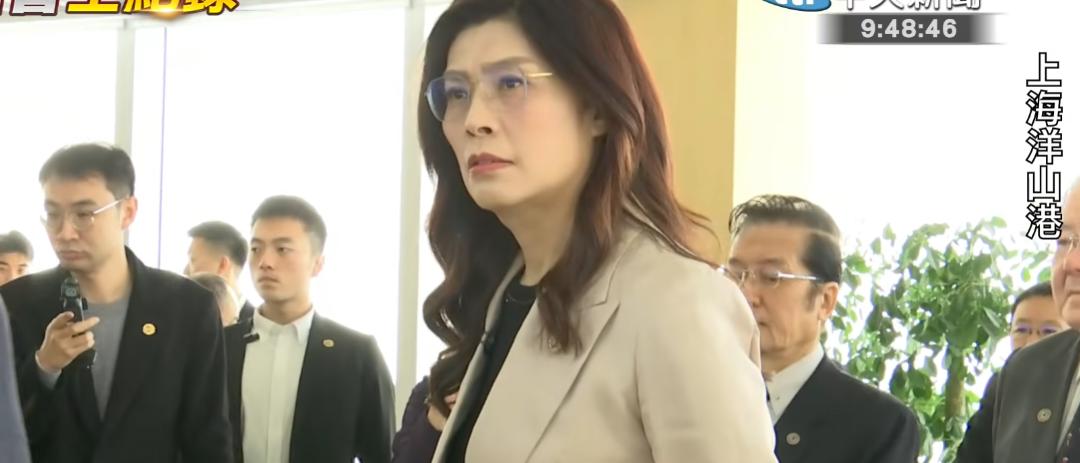 “当年中山先生所提出的东方大港，我认为我们已经实现了。”早上郑丽文一行国民党