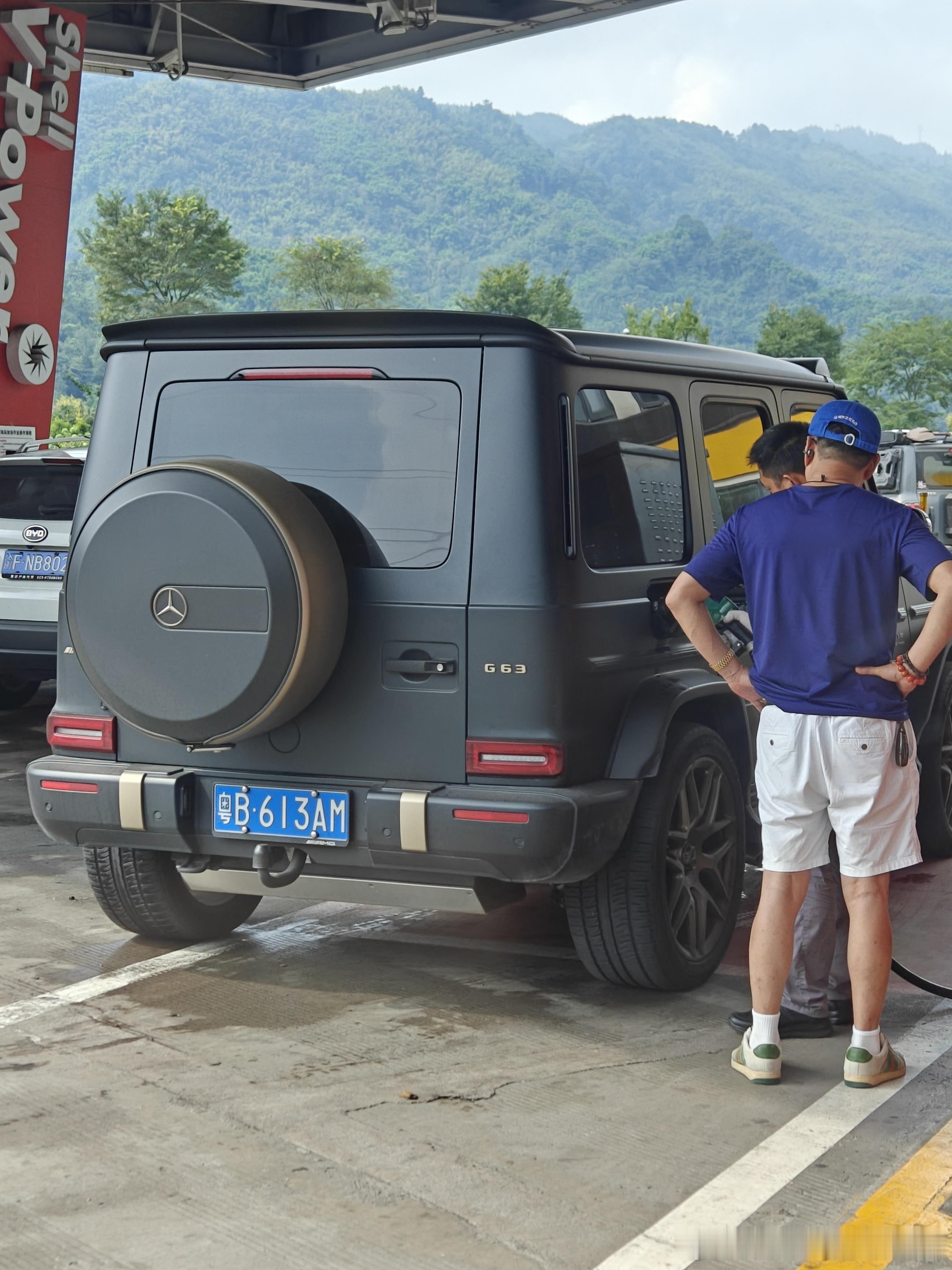 第一次见加副油箱的g63,只是这个副油箱都快拖地了[捂脸哭]​​​