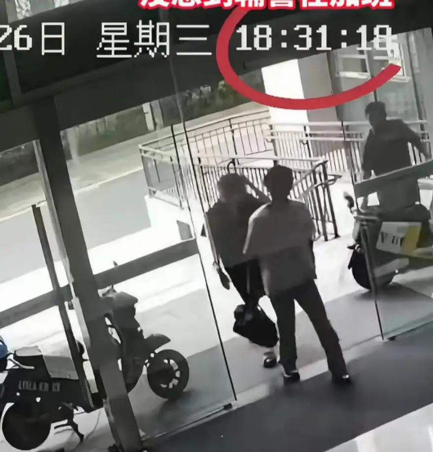 最近发生了一件事，那天浙江衢州开化县政务中心工作人员已经下班了。下午六点多钟天还