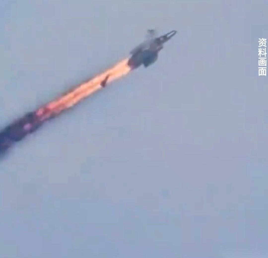 “三架美军战机被击落！”这句话像块石头砸进中东夜空，瞬间炸开了锅。消息直接来