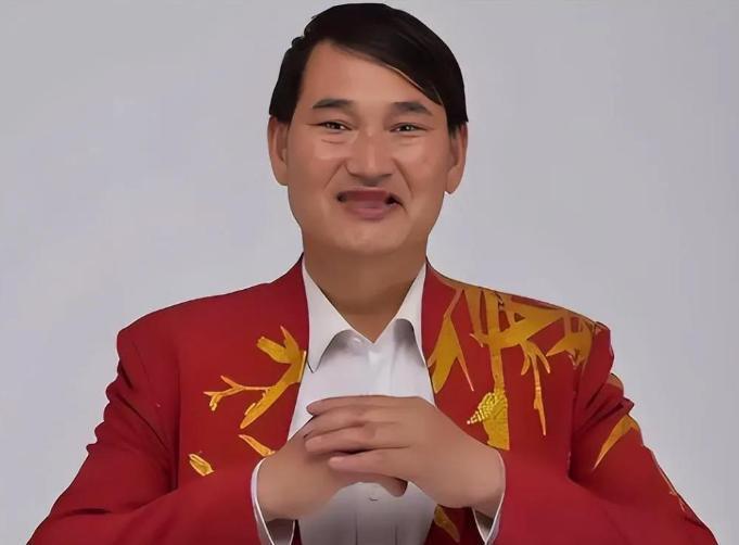 5月4日，“大衣哥”朱之文冲上了热搜，原因是一段视频曝光，只见他脱下几十斤的银色