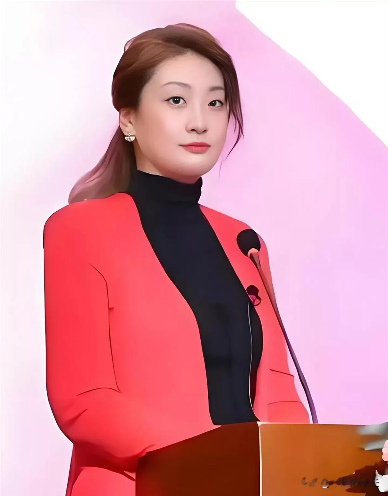 大小姐越来越令人佩服了！记者问她，接班这一年，不止一次身处风暴中心，你的“定海