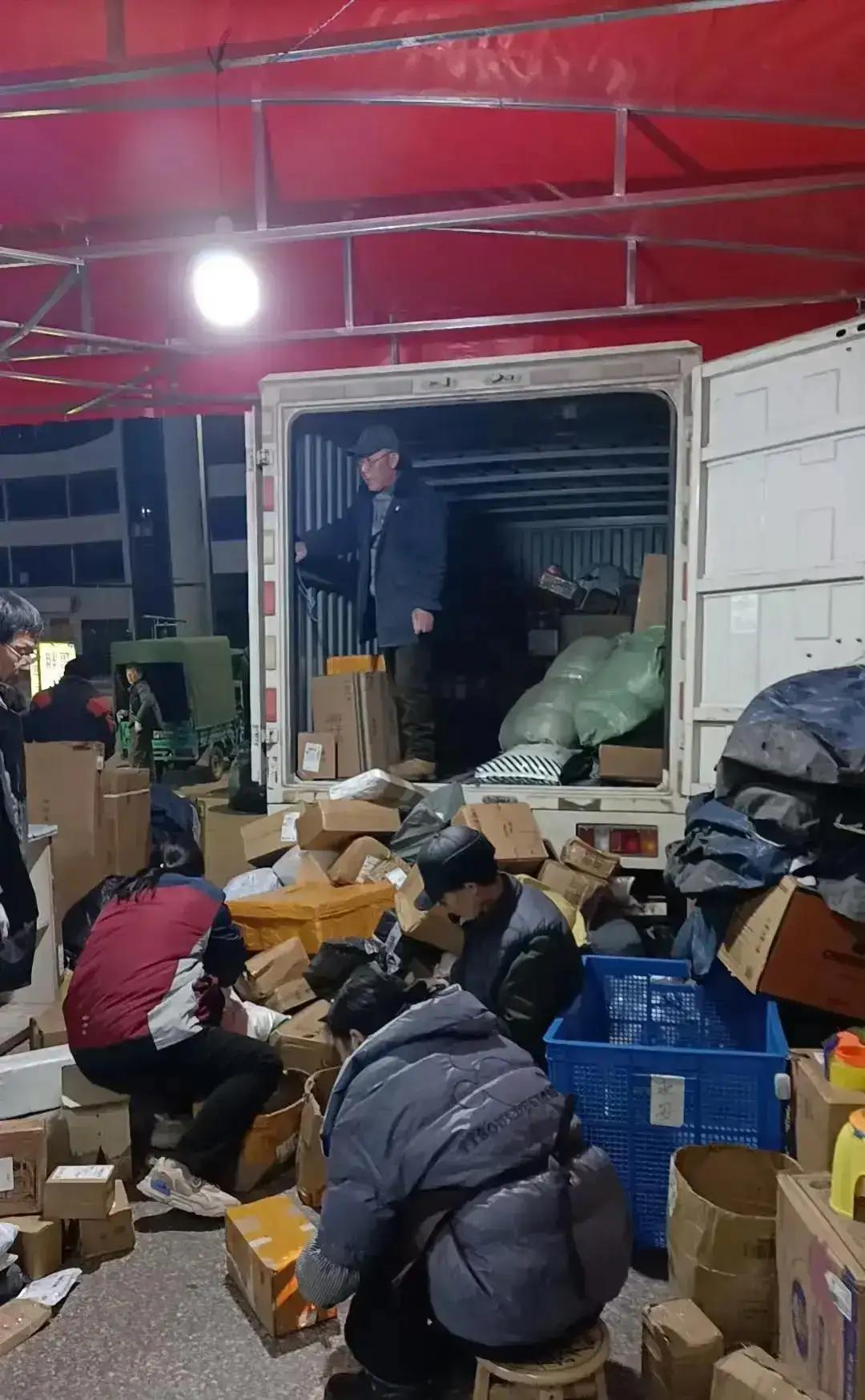 爆仓的不是快递，是中国人“补偿式团圆”的洪荒之力！01｜快递小哥原地崩溃：年