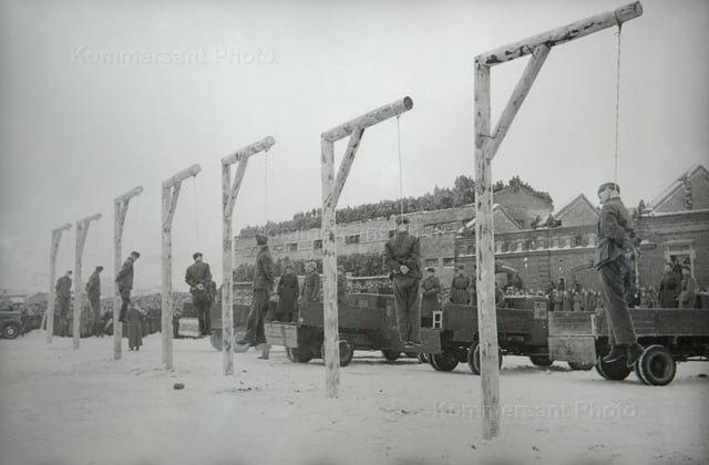 1945年12月20日，七名因在斯摩棱斯克地区犯下战争罪行而被定罪的德国战犯，在