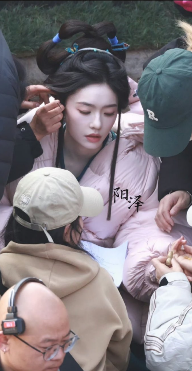 拍戏这么赶的吗？林允这是连轴熬大夜拍戏不成，怎么还吃上速效救心丸了？