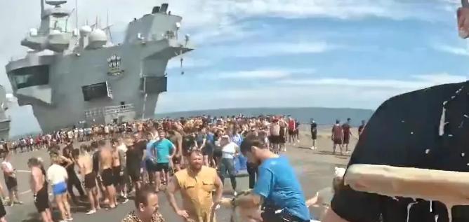 英国亲王号航母没敢进南海，转头南下澳大利亚，士兵们乐疯了，直接甲板开派对！我们