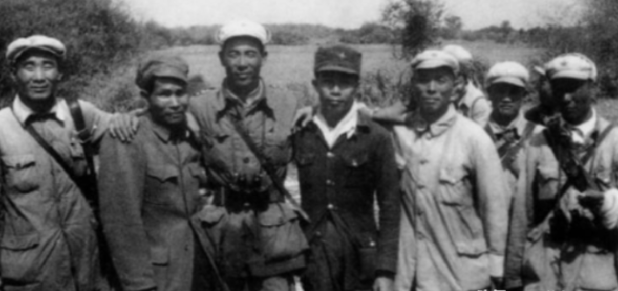 1950年海南解放时，四野官兵登岛后，望见前来接应的琼崖纵队战士们，官兵顿泪如雨