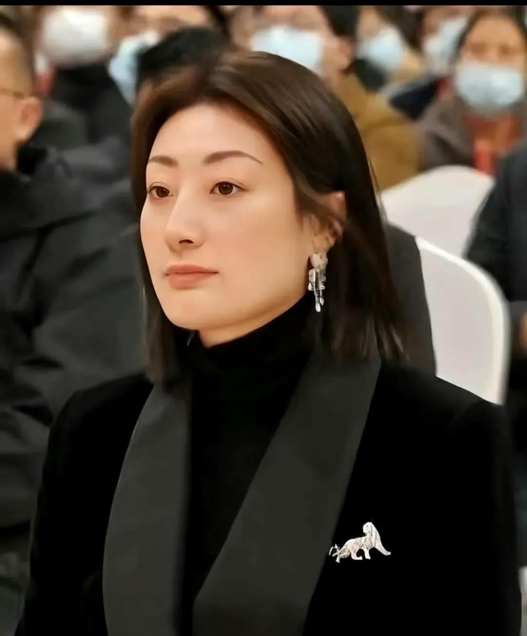宗馥莉的三个同父异母的的弟弟妹妹吧，从名字来看起的多明显，尤其是弟弟宗继昌，宗继