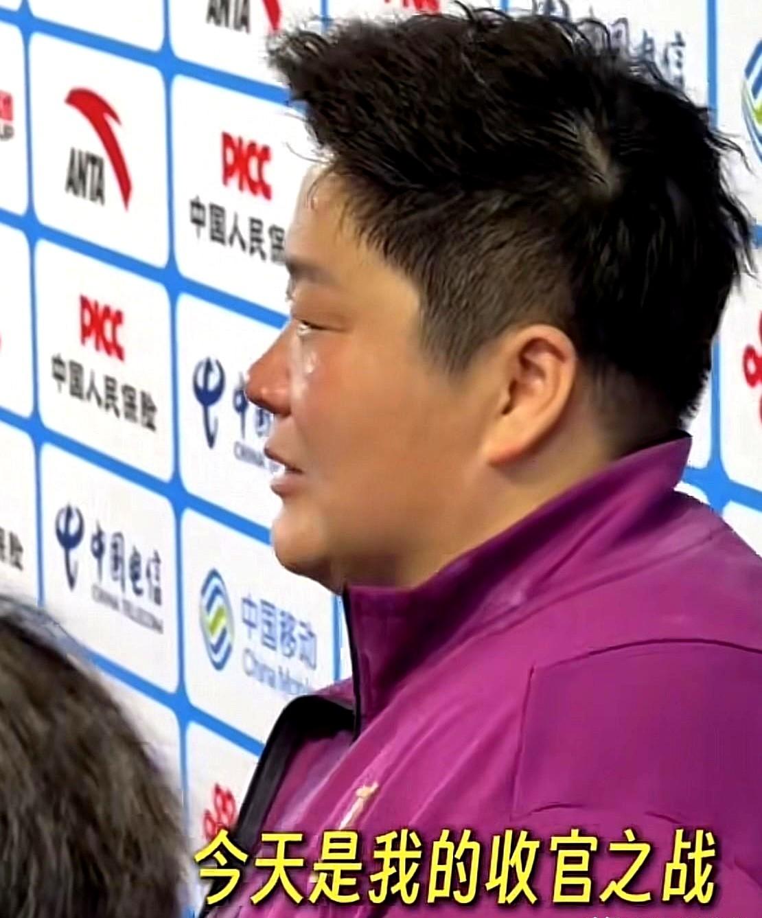 36岁，五连冠，她先哭再笑。金牌挂在脖子上，像块烧红的烙铁，烫得她直哆嗦。