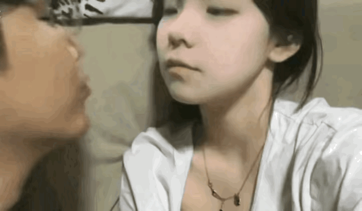 这动图，亲就亲，吐舌头就不对了，非要把自己整成吐信子的美女蛇吗？不过爷们也不行