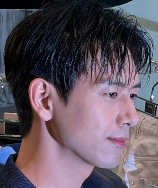 李现你可以到处拍鸟，也可以到处旅游，但是能不能做好防晒和皮肤保养呀，脸部毛孔都