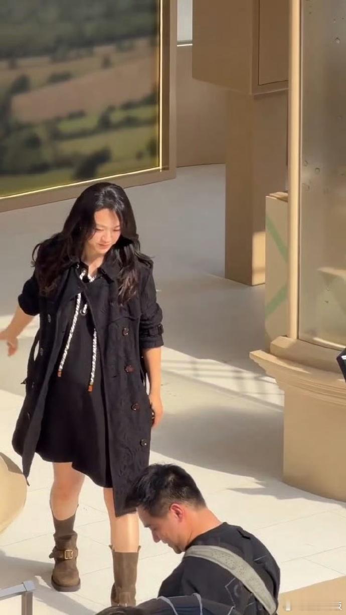 汤唯家里要多匹小马驹了汤唯宣布怀二胎汤唯宣布怀二胎的喜讯啦！晒出与丈夫手捧小