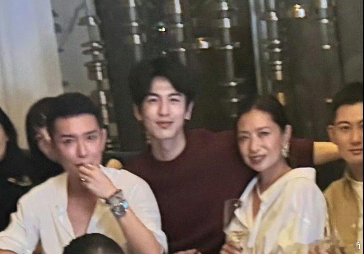 张凌赫怎么跨脸了…花期好短​​​