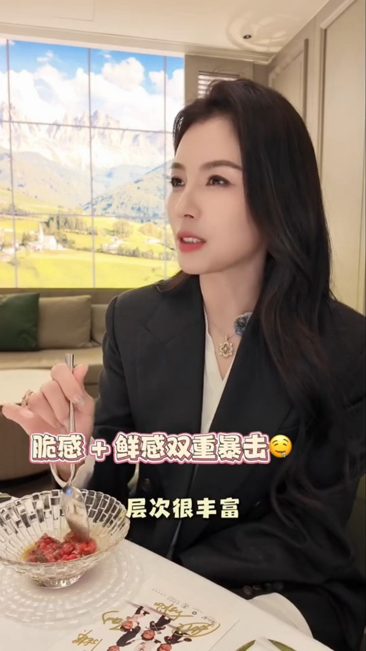 刘涛尝饕餮盛宴看刘涛美食vlog看得我口水疯狂分泌🤤吃得好香，姐出席晚宴品尝