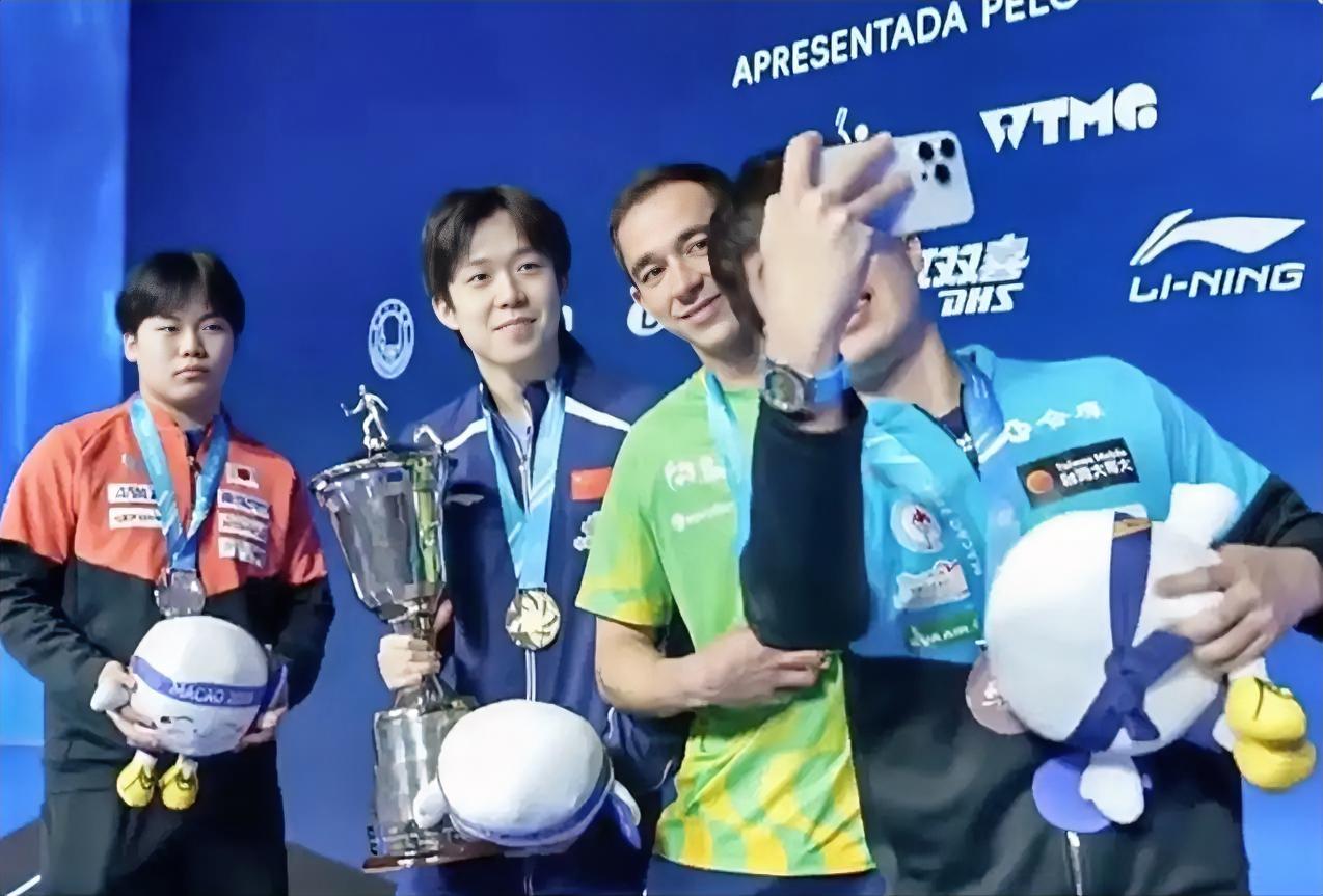 澳门世界杯男子颁奖典礼上，松岛辉空那表情可真是“精彩纷呈”！脸上一点儿笑容都没有