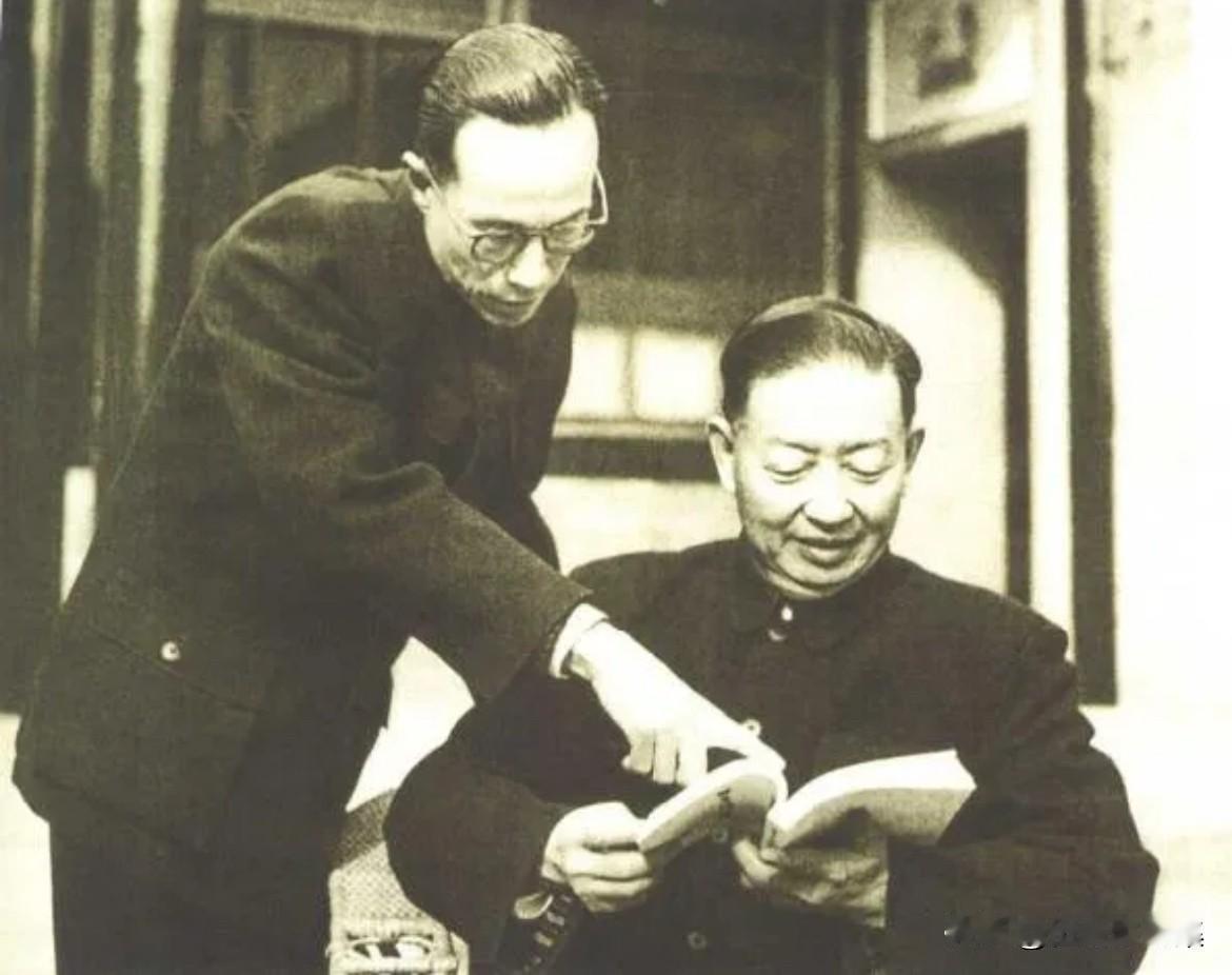 1957年，梅兰芳在北京护国寺街寓所（今梅兰芳纪念馆）居住期间，与秘书许姬传探讨