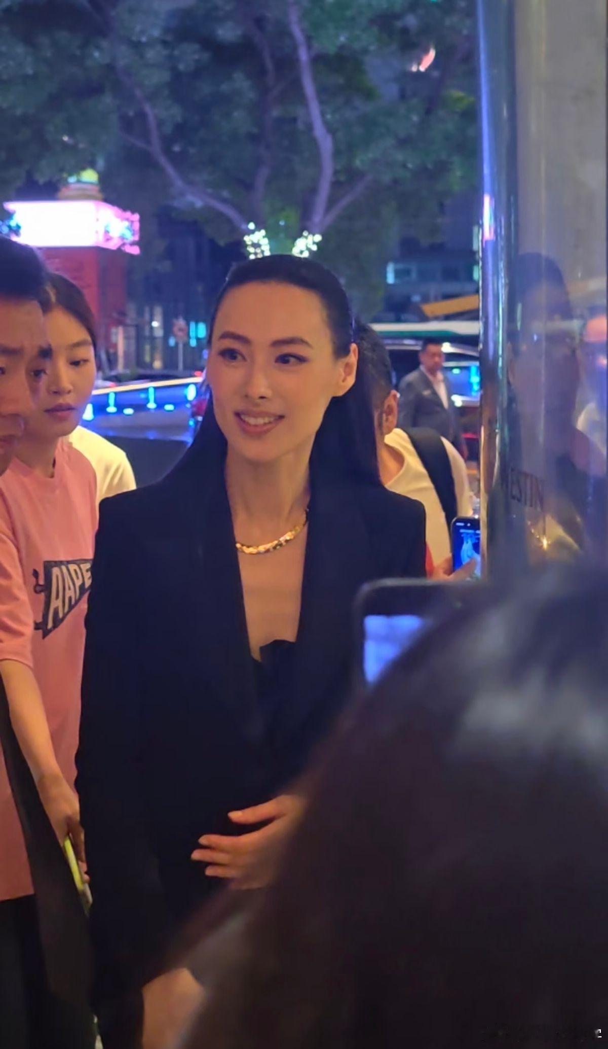 梁洛施37岁，脸上没一丝皱纹，对鲁豫说“只想搞事业”。一个坐拥亿万资产、三个孩