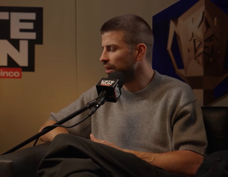 梅西还是C罗？皮克：梅西。我13岁时开始和他一起玩，他当时简直疯了。我们以