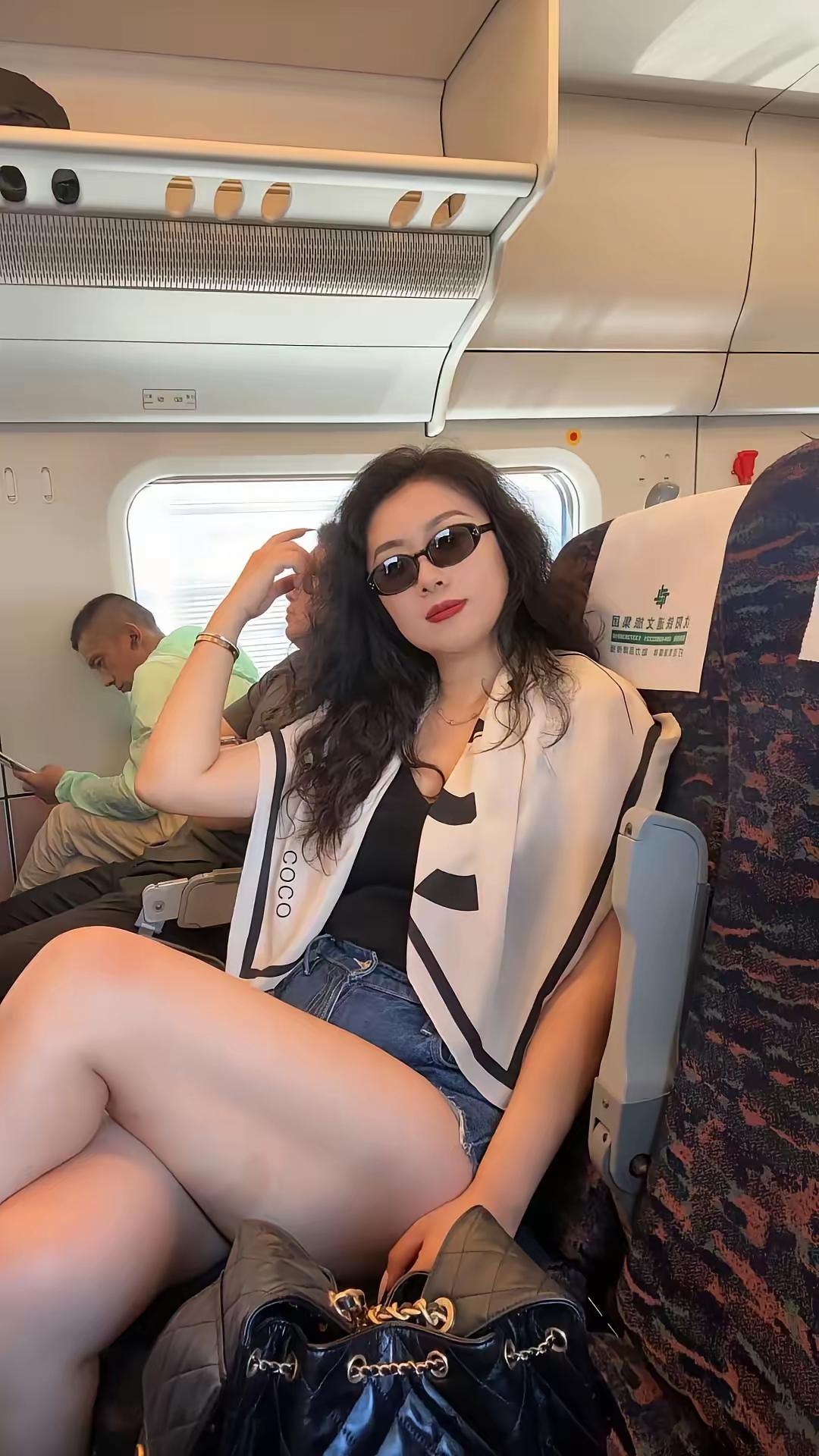 最近看到一个视频，一位39岁的大龄剩女父母打电话给她，说如果年底再找不到对象，就