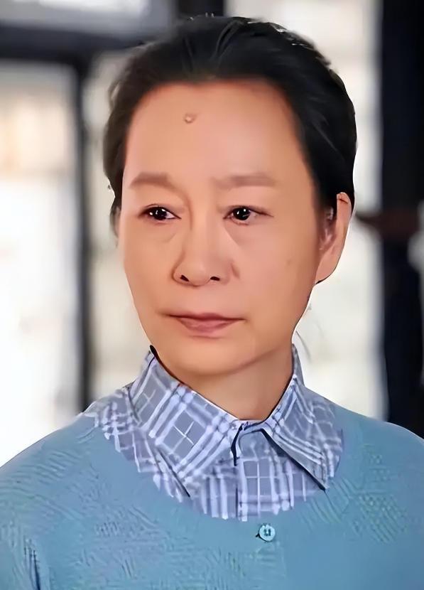 儿子18岁那天，DNA报告撕开30年秘密。奚美娟一直让儿子喊周野芒“叔叔”。孩子