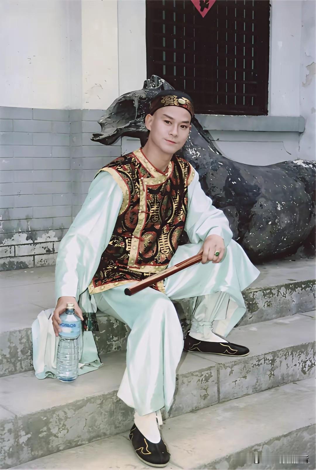 怪不得沈殿霞要和郑少秋结婚，哪怕郑少秋不爱她，甚至反感。郑少秋年轻时候也太帅气