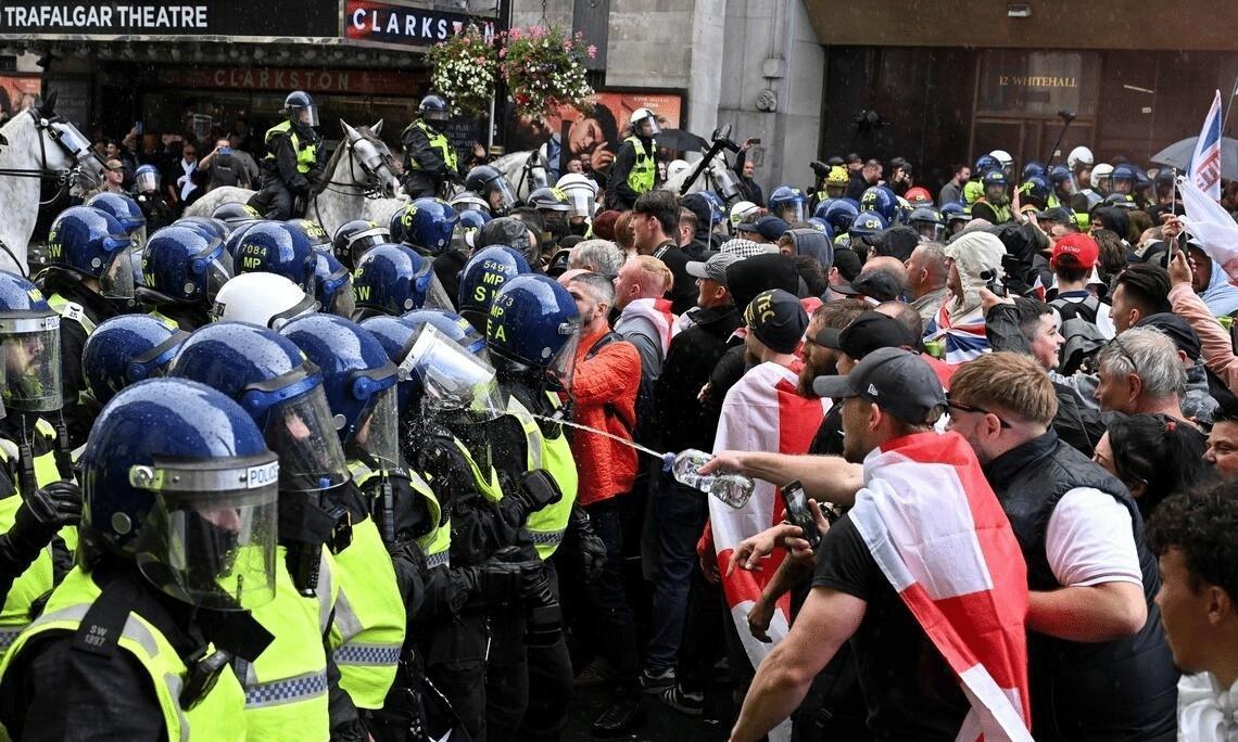 “还我家园”——英国底层白人的呐喊。连日来，英国爆发了大规模的反移民游行，抗议非