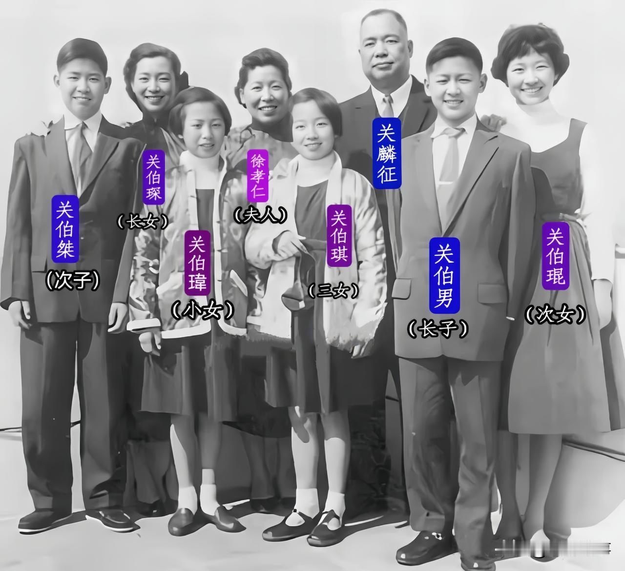 1949年，关麟征将军携妻子徐孝仁与六个子女拍摄的一张全家福。镜头下，关麟征身着