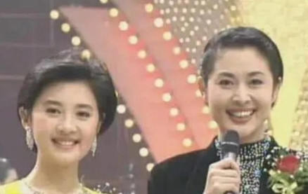 1991年春晚，倪萍在给观众念海外华人祝福国人的贺电时，突然惊出了一身冷汗，原来